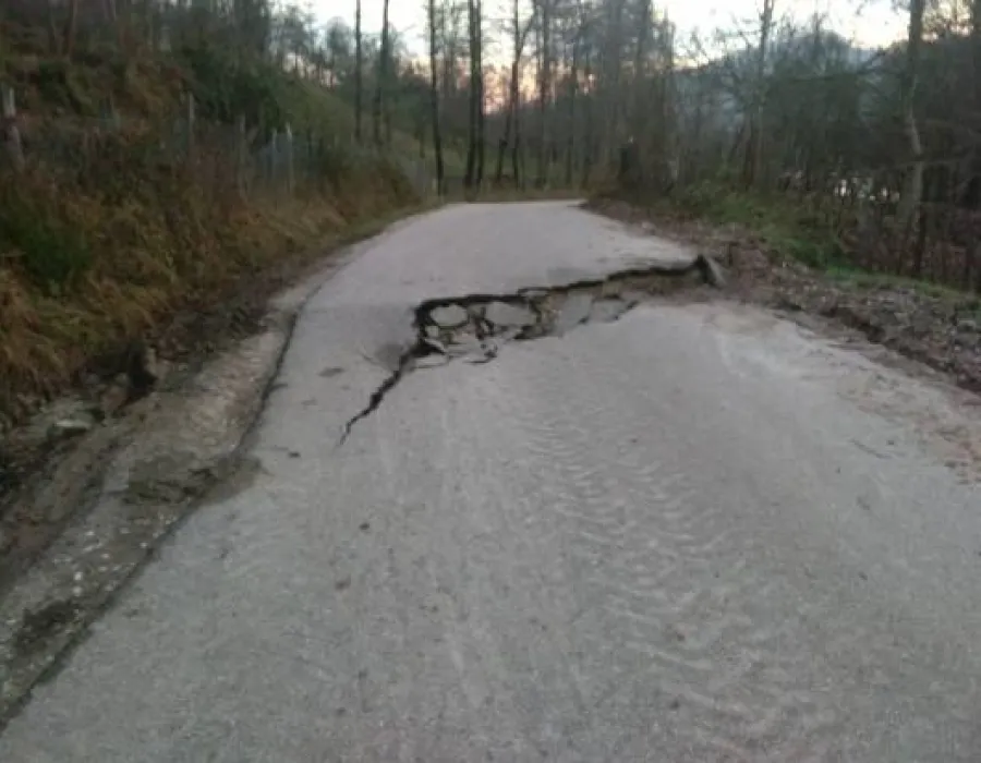 Foto România ruptă de lume. Mai multe gospodării din Vâlcea, la un pas de a fi izolate