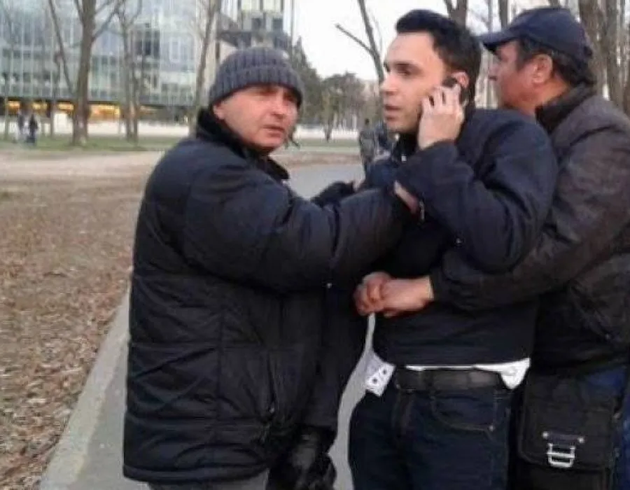 Foto Caz ȘOCANT: Bărbat sechestrat de controlorii RATB în București