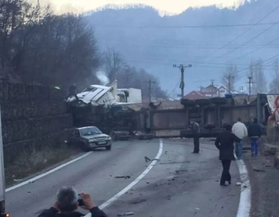 Foto Valea Oltului, BLOCATĂ din cauza unui accident grav cu trei TIR-uri. Două persoane au fost rănite