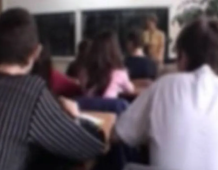 Foto Elev la teologie, dealer de DROGURI pentru colegii de fiţe. 13 persoane au fost duse la audieri