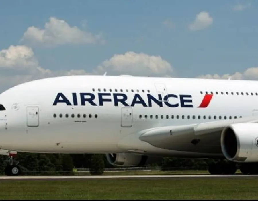 Foto Ameninţare cu bombă la bordul unui Air France. Avionul a aterizat DE URGENŢĂ, pasagerii au fost evacuaţi