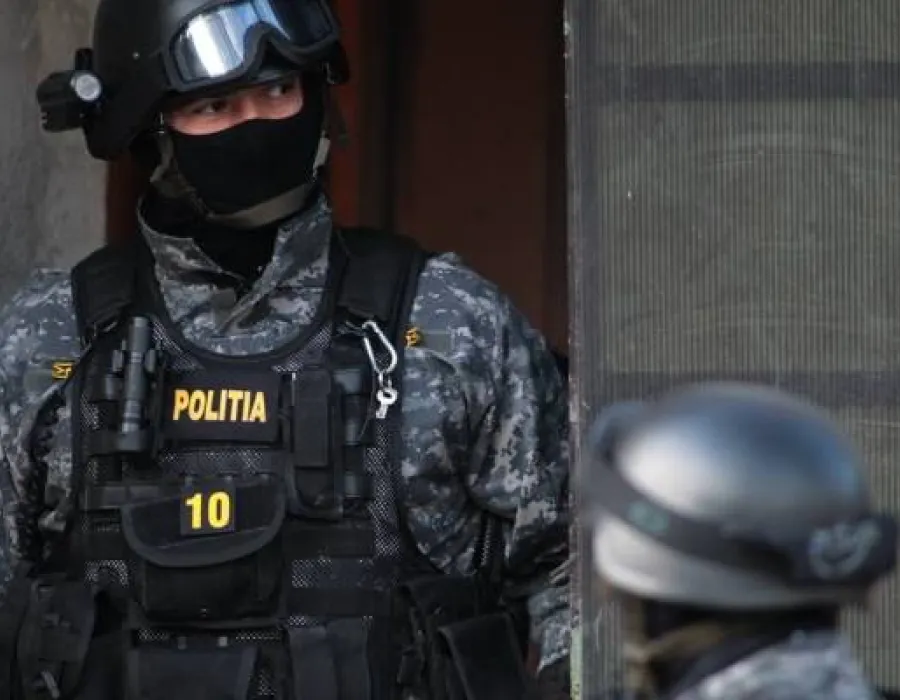 Foto VIDEO / Tânărul bănuit de propagandă jihadistă, REŢINUT: "Era dispus să devină MARTIR ISIS şi a studiat cum se face o BOMBĂ"