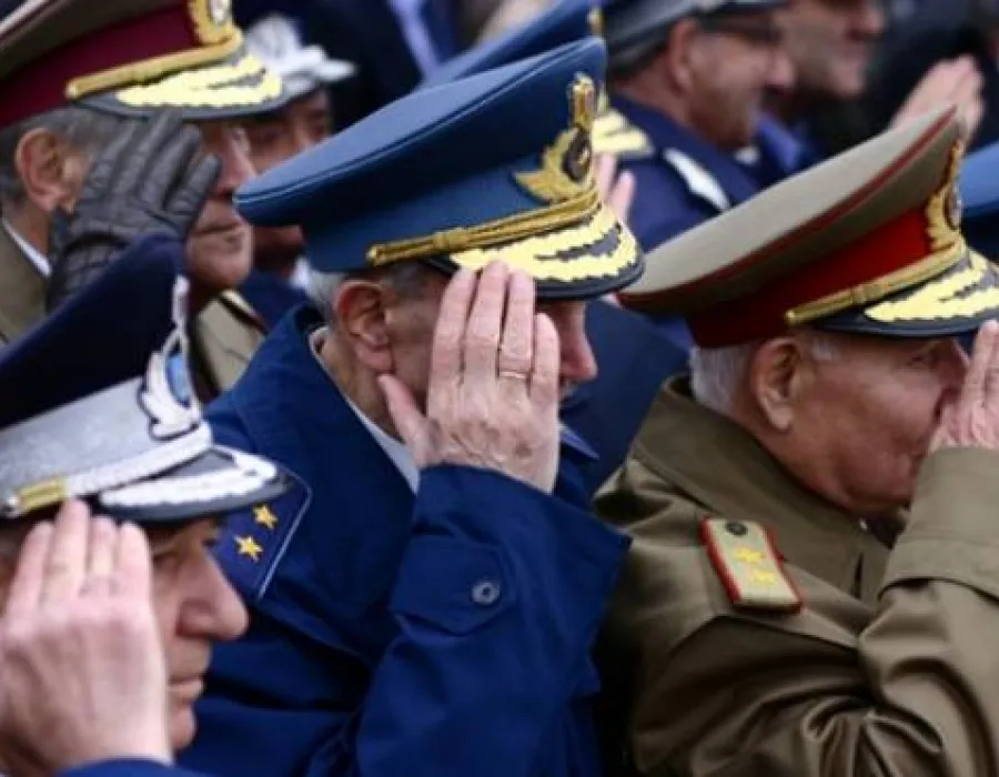 Foto Guvernul taie din pensiile militarilor