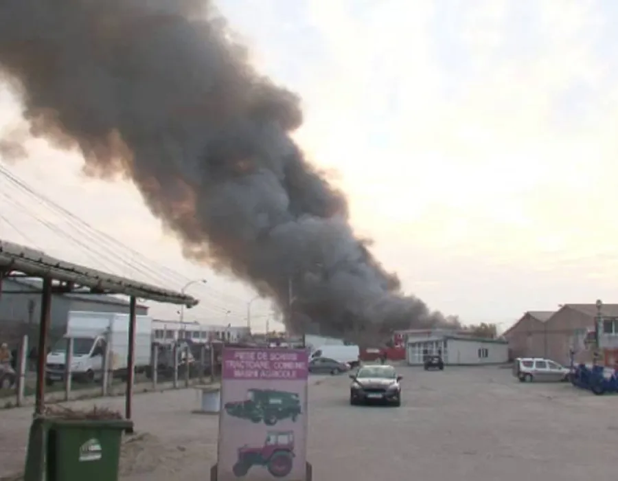 Foto Incendiu puternic la un targ de haine second-hand din Craiova. Hidrantii din apropierea cladirii nu au functionat