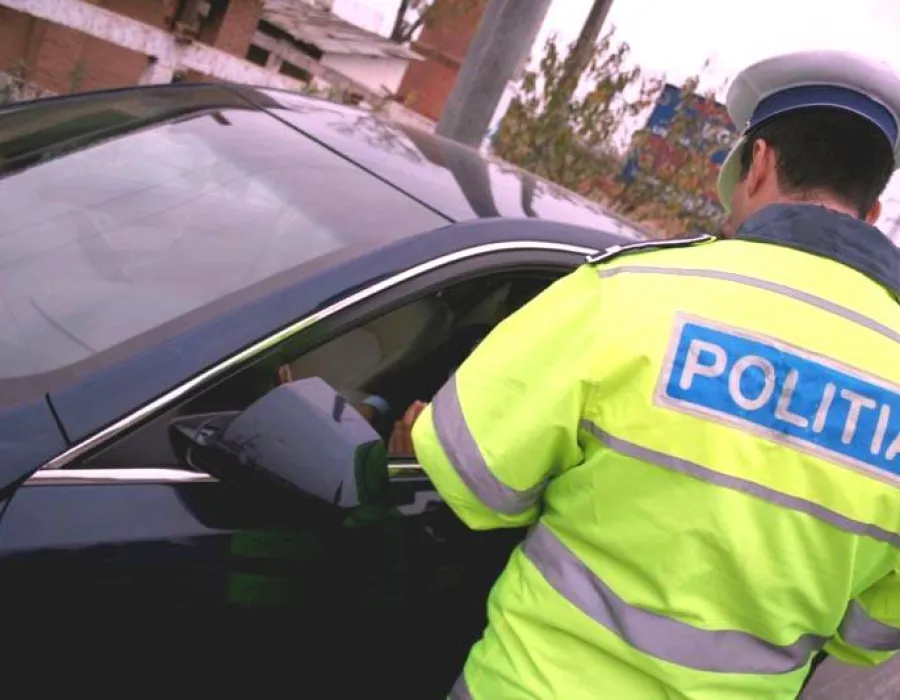 Foto Poliţist muşcat de mână de soţia unui şofer pe care l-a oprit în trafic