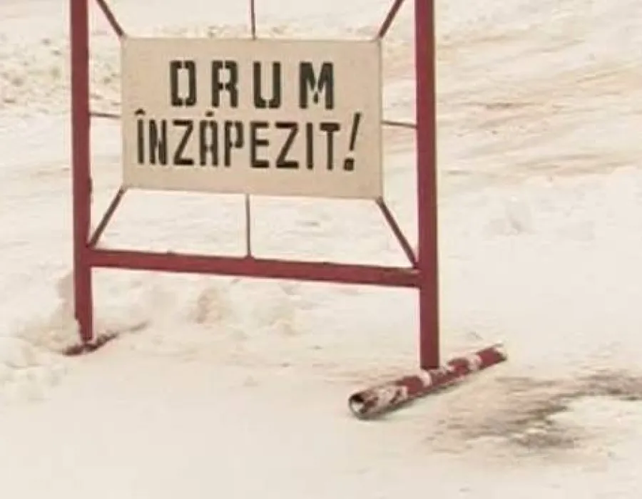 Foto Un şofer a rămas blocat în zăpadă pe Transalpina. Şoseaua este închisă de o lună