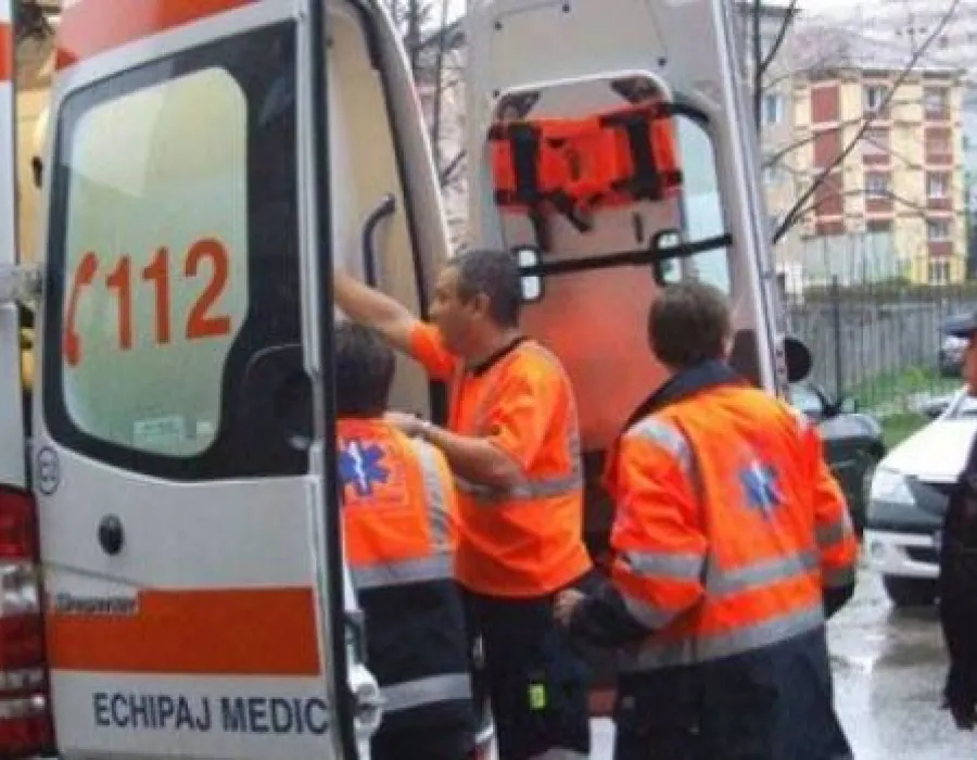Foto O tânără de 19 ani s-a aruncat în lac după o ceartă cu iubitul pentru BANI