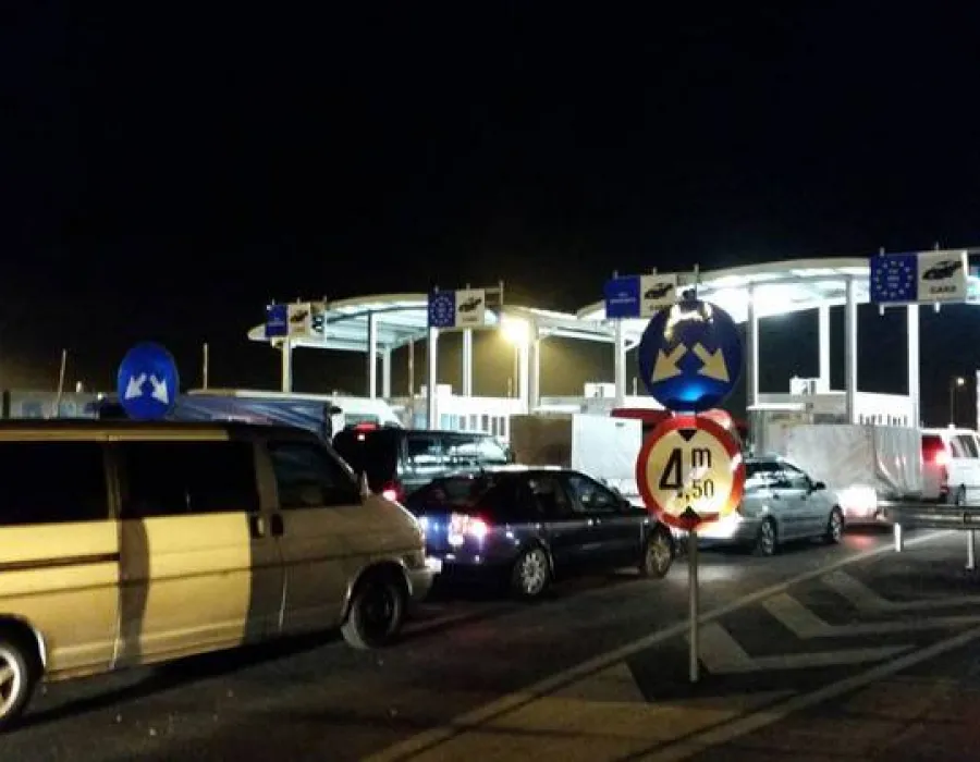 Foto Aglomeraţie la frontiera cu Ungaria. Românii care vin acasă de sărbători stau şi şase ore la cozi
