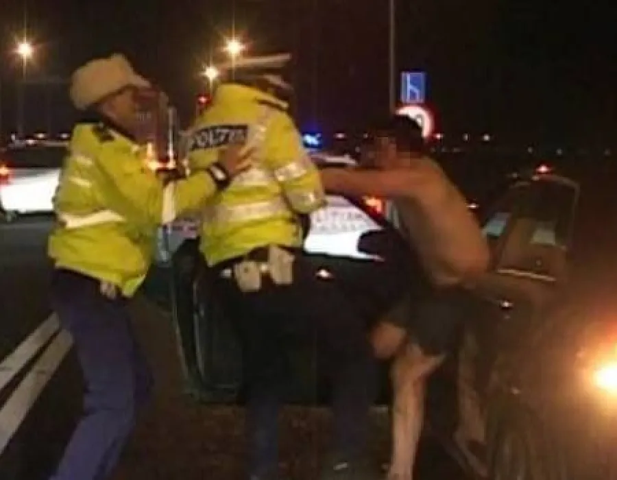 Foto VIDEO / Scene ŞOCANTE pe Autostrada Timişoara-Lugoj. Şofer dezbrăcat şi încătuşat în trafic