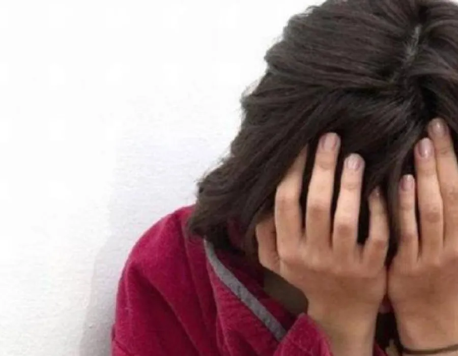 Foto Tentativă de suicid stopată de jandarmi: O tânără vroia să se arunce de pe bloc