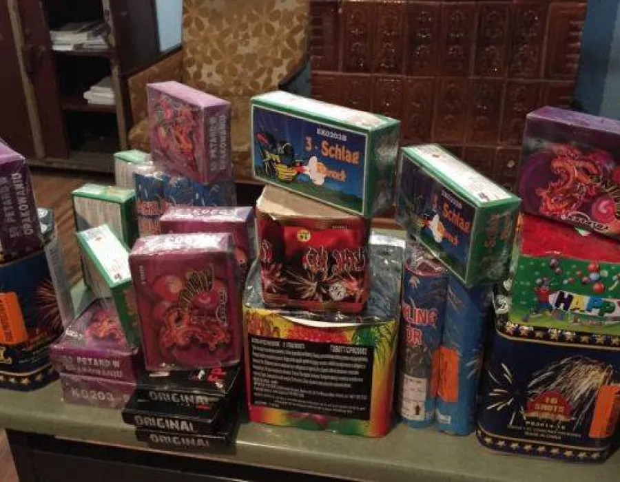 Foto Peste o tonă de petarde şi artificii, confiscate de poliţişti dintr-un târg de lângă Craiova