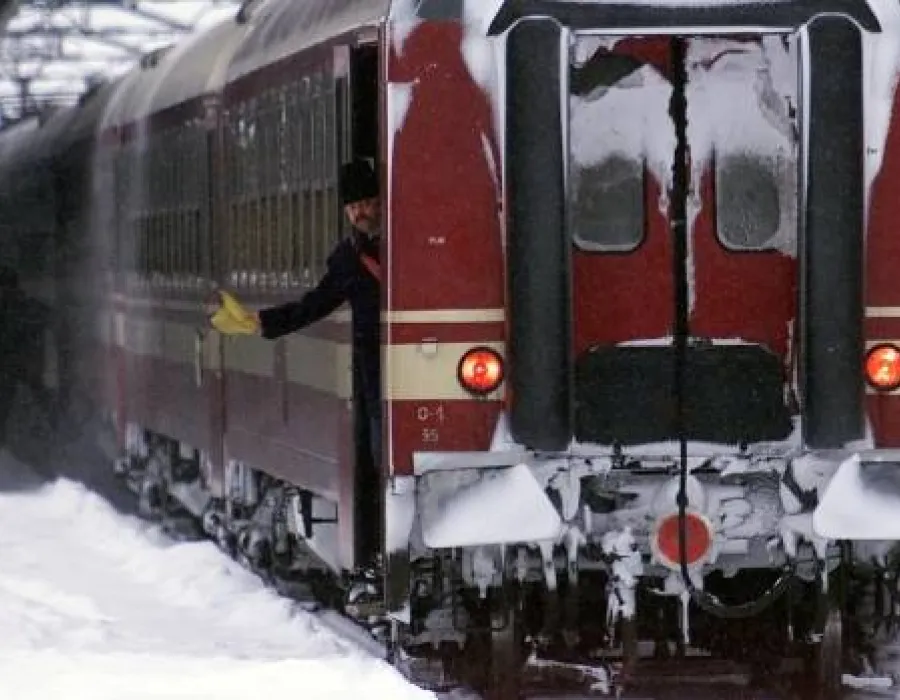 Foto CFR: Trenurile de călători circulă cu RESTRICŢII de viteză, din cauza zăpezii şi a temperaturilor scăzute