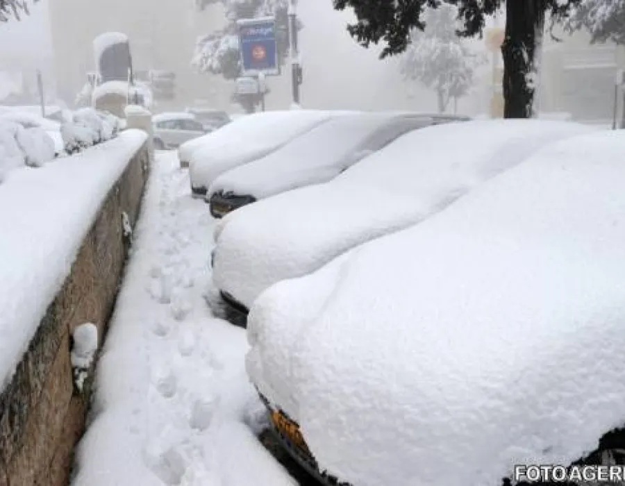 Foto Scoateți hainele cele mai groase! Ploaie înghețată și polei în România