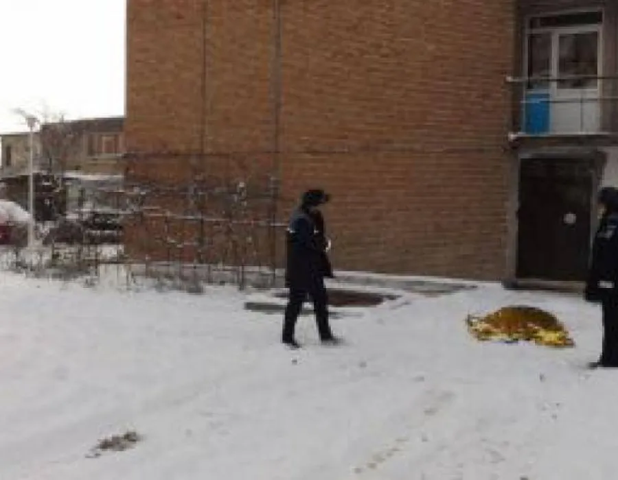 Foto Un bărbat din Turnu Severin s-a sinucis fiindcă îşi pierduse locul de muncă. S-a aruncat de pe acoperişul unui bloc cu 10 etaje