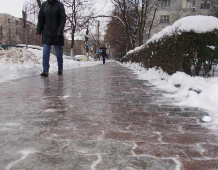 Foto Slatina, un imens patinoar în dimineaţa de Bobotează.  Mersul pe jos a fost o probă pentru temerari