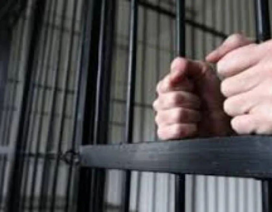 Foto Un craiovean, condamnat la închisoare pentru comiterea a 70 de furturi în Anglia. S-a fotografiat în timp ce acţiona