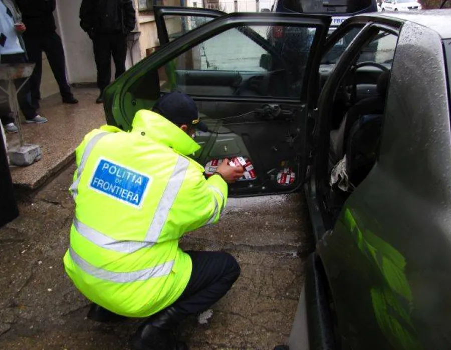 Foto Autoturism blindat cu tigari, depistat de politistii de frontiera mehedintieni