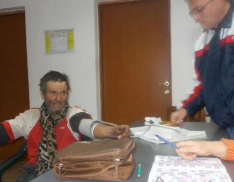 Foto „Boschetarii“ din Slatina au renunţat la maşinile părăsite şi ruinele neîncălzite. De patru nopţi dorm la baia comunală