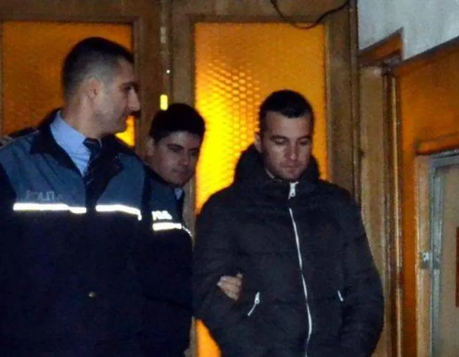 Foto VIDEO Un tânăr acuzat că şi-a mutat iubita rănită la volan pentru a scăpa basma curată a fost arestat preventiv