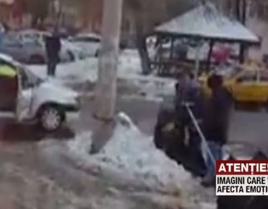 Foto VIDEO / Imagini şocante pe o stradă din Dolj: Doi poliţişti au fost filmaţi în timp ce loveau fără milă un om al străzii