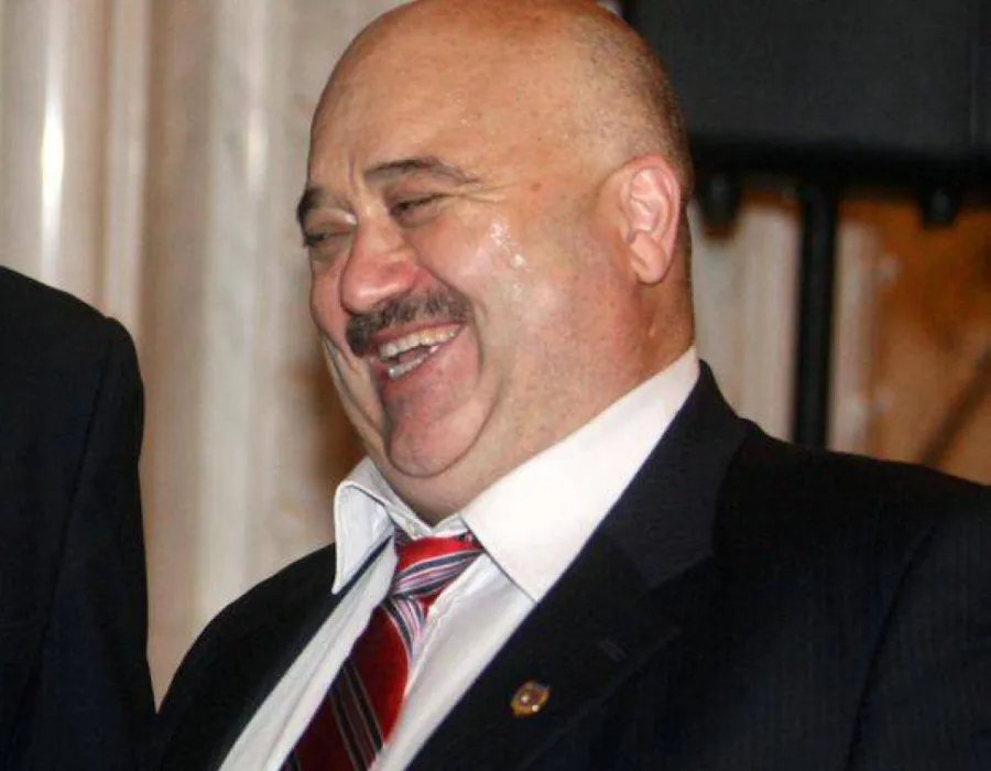 Foto Doamne, în ce MIZERIE de țară am ajuns să trăim! Generalul Dan Voinea, COORDONATORUL cărților lui Cătălin Voicu!