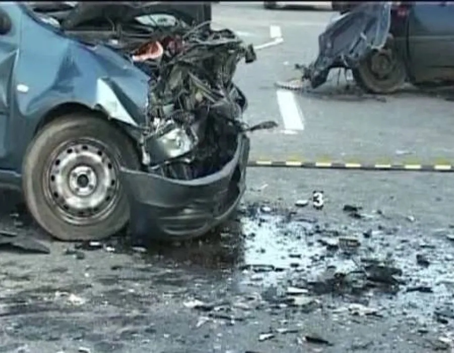 Foto Accident GRAV la intrarea în Vâlcea. O maşină a luat FOC, după ce s-a ciocnit cu un alt autoturism