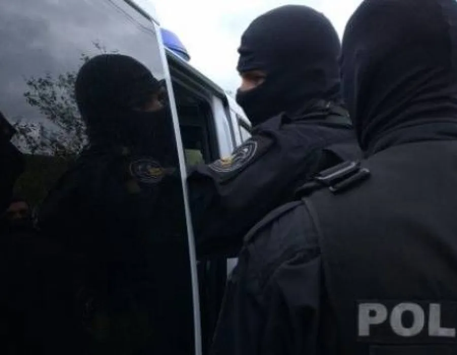 Foto Percheziţii de amploare în Drobeta-Turnu Severin. Şapte hoţi au fost ridicaţi de mascaţi