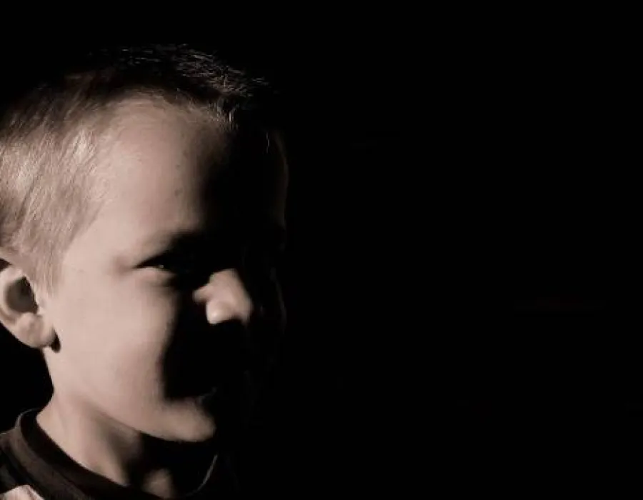 Foto Un copil de 6 ani cu handicap grav, dintr-un centru de plasament, agresat de îngrijitor