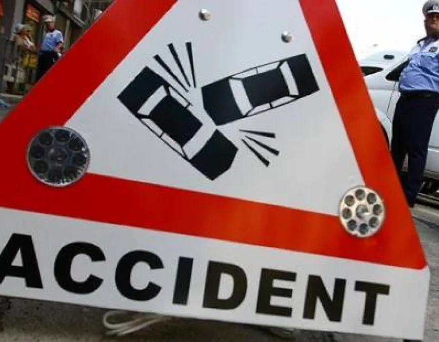 Foto Un tânăr s-a sinucis, intrând cu maşina într-un copac. Avea doar 30 de ani