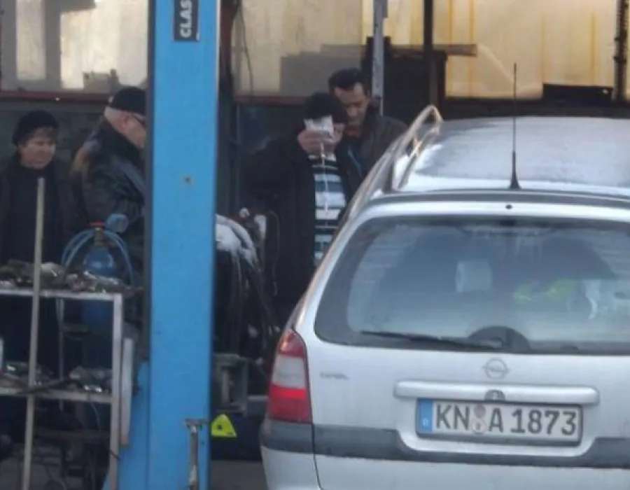 Foto VIDEO Un mecanic auto a fost strivit de autoturismul pe care îl repara. Primele indicii: maşina nu fusese asigurată corespunzător pe un elevator