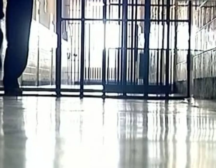 Foto Telefoane, băuturi alcoolice şi pastile de potenţă pentru deţinuţii din Târgu Jiu. Un agent, arestat preventiv