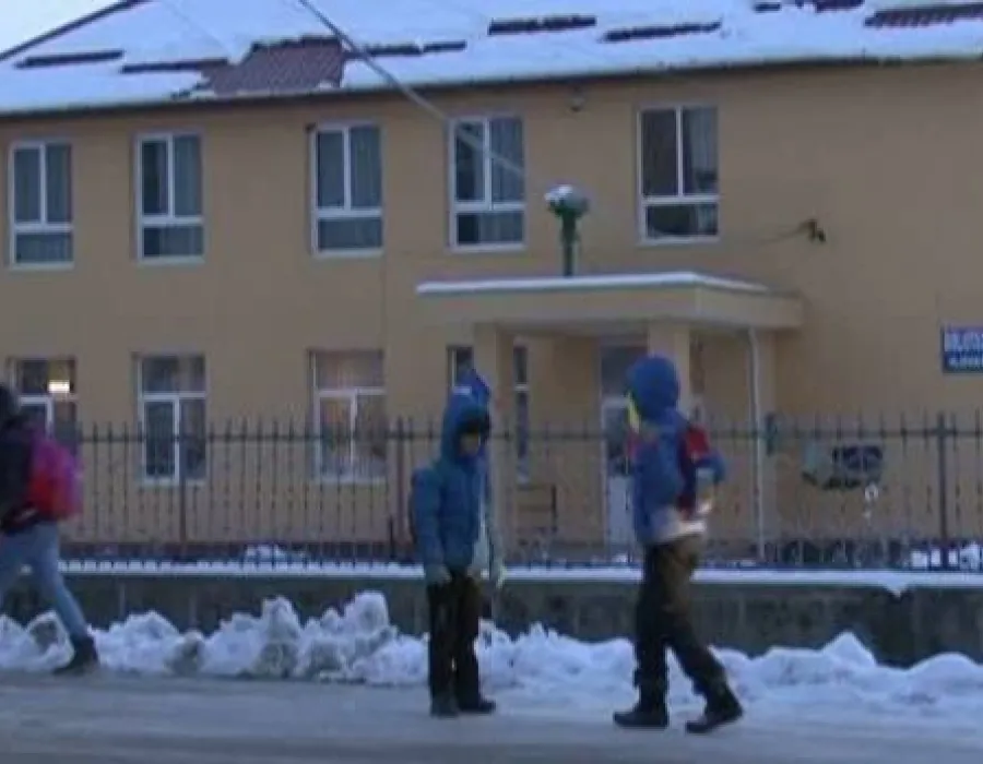 Foto VIDEO / Caz scandalos într-un sat din Mehedinţi. Drumul spre şcoală, prin pădure, la -20 de grade