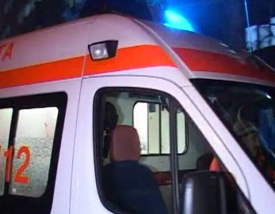 Foto Tentativă de SINUCIDERE. O elevă de 15 ani s-a aruncat de la etajul 2