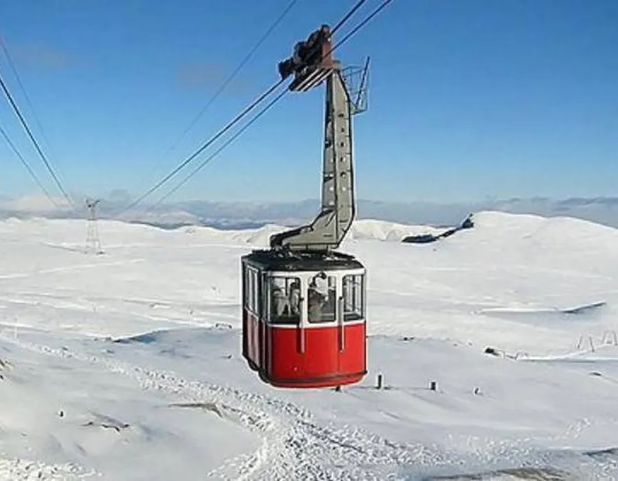 Foto În urmă cu trei zile, zeci de turişti au rămas blocaţi la înălţime. Ce s-a întâmplat cu telecabina defectă de la Bâlea Lac