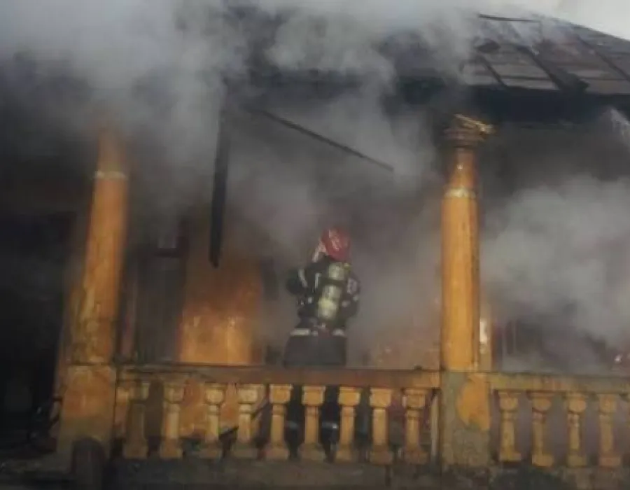 Foto VIDEO / Incendiu violent la o casă din Târgu Jiu. O femeie în scaun cu rotile se afla în locuinţă