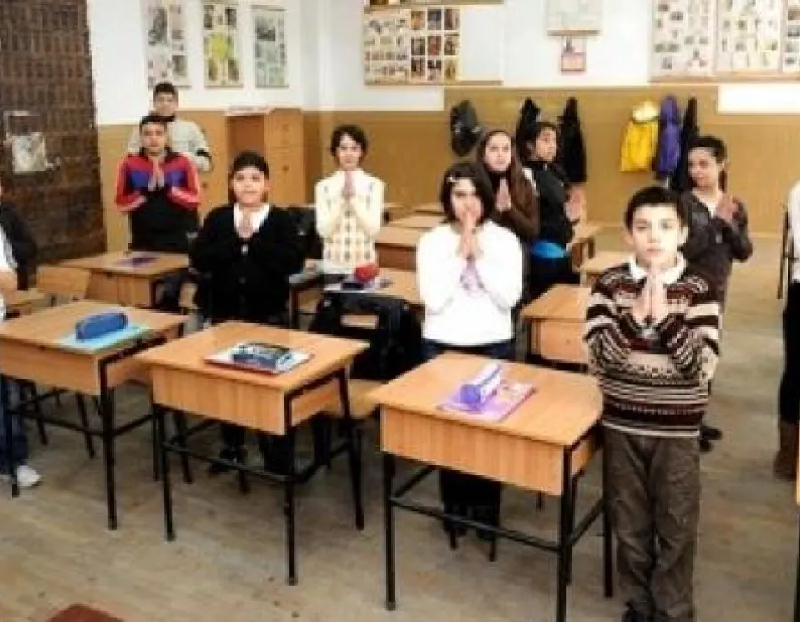 Foto Profesor de religie din Vâlcea, acuzat că le arăta elevelor filme obscene. Părinţii fetelor au făcut plângere