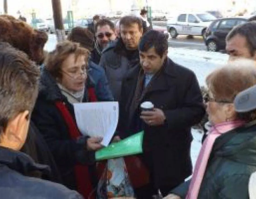 Foto Foştii angajaţi de la RAAN îşi cer salariile compensatorii. Marţi au blocat strada