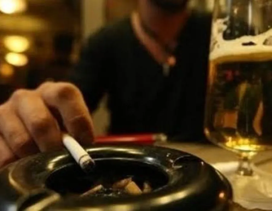 Foto FUMATUL în spaţiile publice închise va fi INTERZIS. CCR: Legea este CONSTITUŢIONALĂ. Când va intra în vigoare