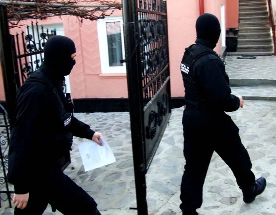 Foto Percheziţii la firme de pază şi protecţie