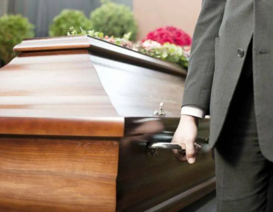 Foto Femeie înmormântată în câmp, după ce preotul a refuzat să o îngroape în cimitirul ortodox. Explicaţia rudelor: era baptistă