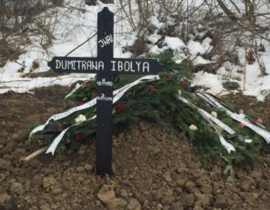 Foto VIDEO / Poliţiştii fac verificări în cazul femeii înmormântate în câmp. Preotul care a refuzat înhumarea a spus că îşi va explica gestul doar dacă primeşte bani