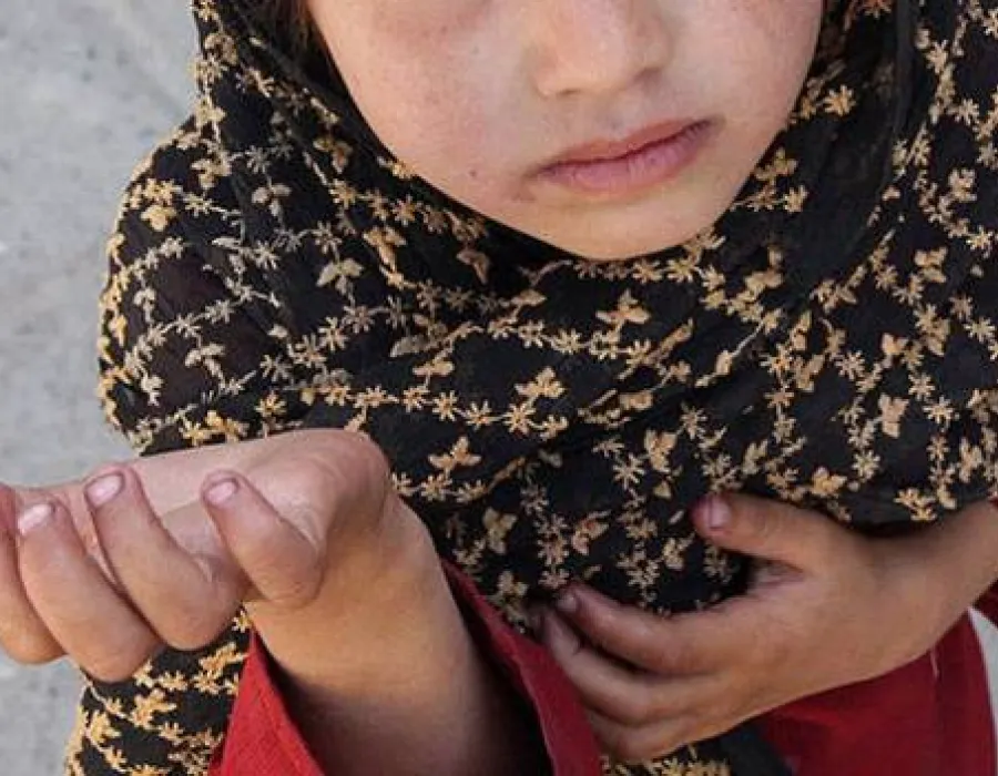 Foto Copii români folosiți la cerșit în Franța. Erau ținuți în sclavie și puși să cerșească prin trenurile TGV și Disneyland