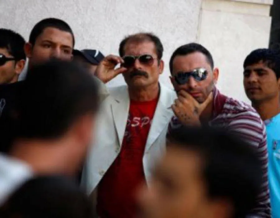 Foto Poliţiştii vâlceni îi protejează pe ŢIGANII BĂTĂUŞI din River Plaza Mall?!