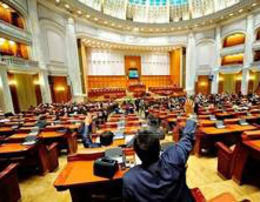 Foto "Legea defăimării”, aprobată în comisii: Amenzile pentru postările pe Facebook ar putea ajunge până la 100.000 de lei