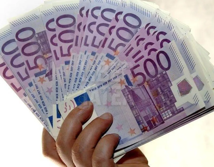 Foto S-a dispus reţinerea secretarei unei școli din Craiova. Ar fi cerut mii de euro șpagă mai multor persoane
