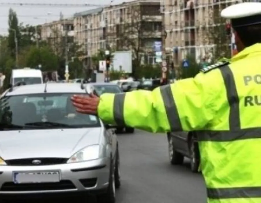 Foto Ce drepturi are un şofer oprit în trafic de poliţia rutieră. Cum se poate SCĂPA CHIAR DE O AMENDĂ RADAR