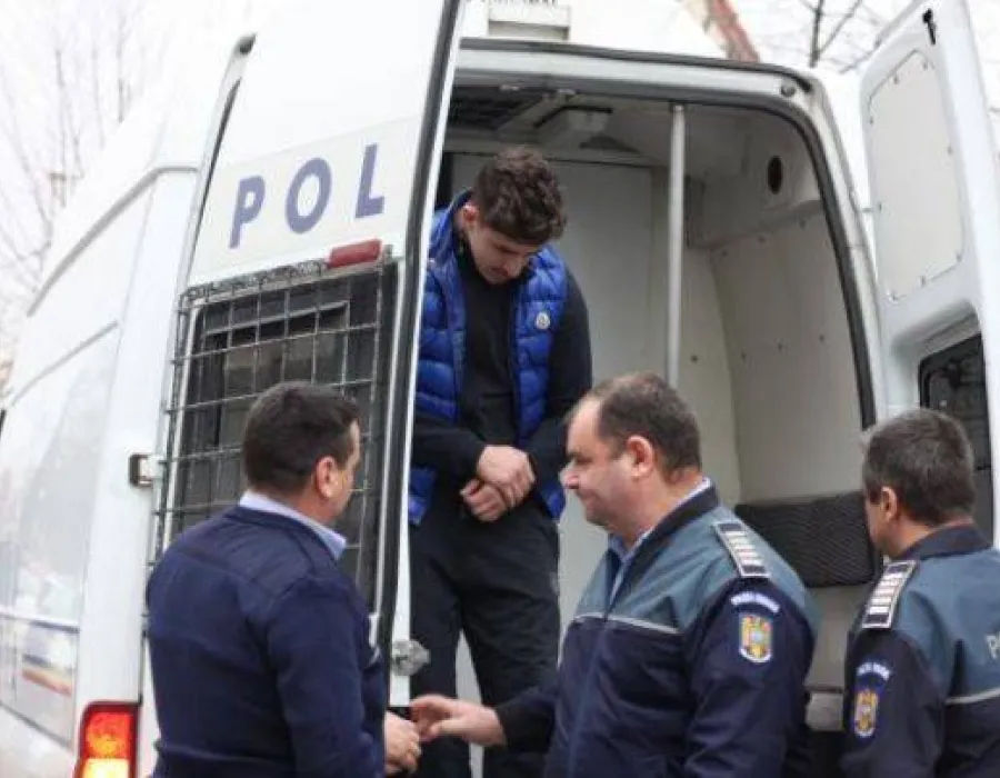 Foto VIDEO Beizadeaua Andrei Lazăr, fiul de judecător care a înjunghiat un tânăr cu baioneta, sub control judiciar pentru că nu prezintă pericol social