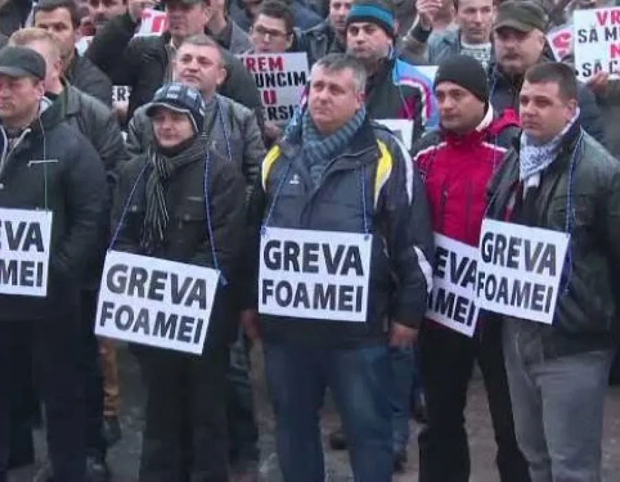 Foto Peste 3.000 de oameni au protestat la Targu Jiu. Mutarea sediului CEO la Bucuresti i-a scos pe angajati in strada