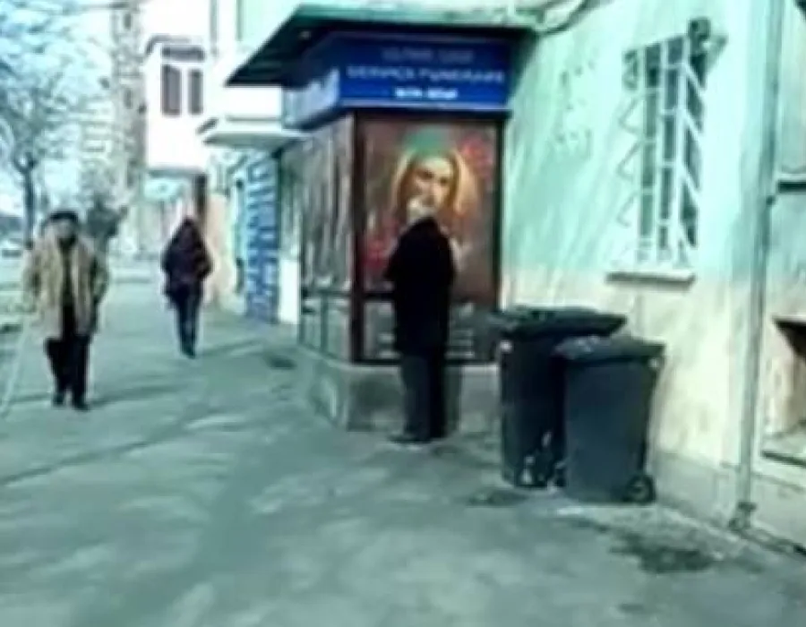 Foto A văzut o icoană pe stradă în Craiova. Gestul unui bărbat care i-a șocat pe trecători