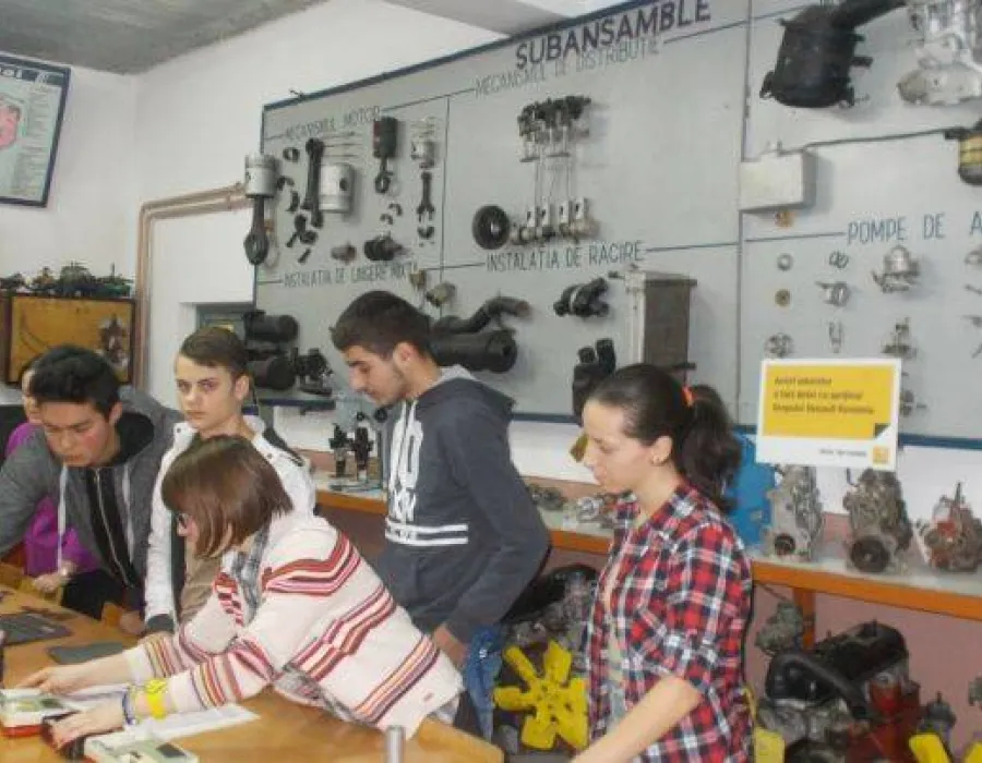 Foto Şomer cu diplomă de liceu, sau pe cont propriu cunoscând o meserie. „Dacă faci un liceu teoretic, trebuie să faci o facultate. Nu există un plan B“